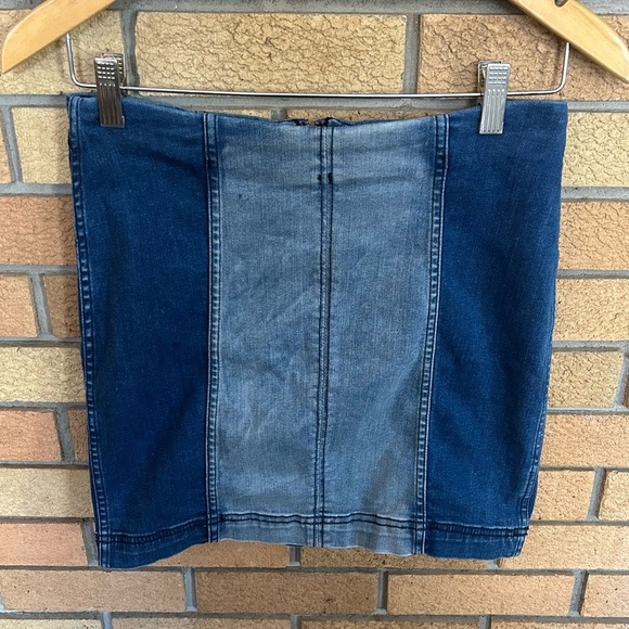 Free People Two Tone Color Block Blue Modern Femme Denim Mini Skirt Size 8 - Picture 3 of 9